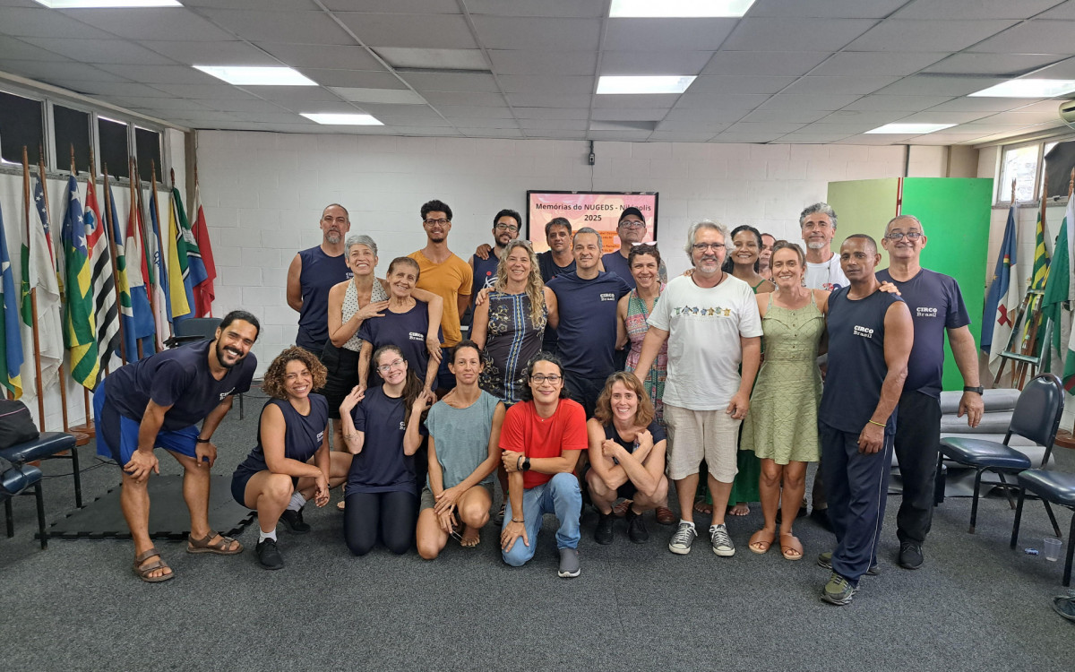 A apresentação do professor Roberto Ramalho foi com os professores e a coordenação da Escola Nacional de Circo