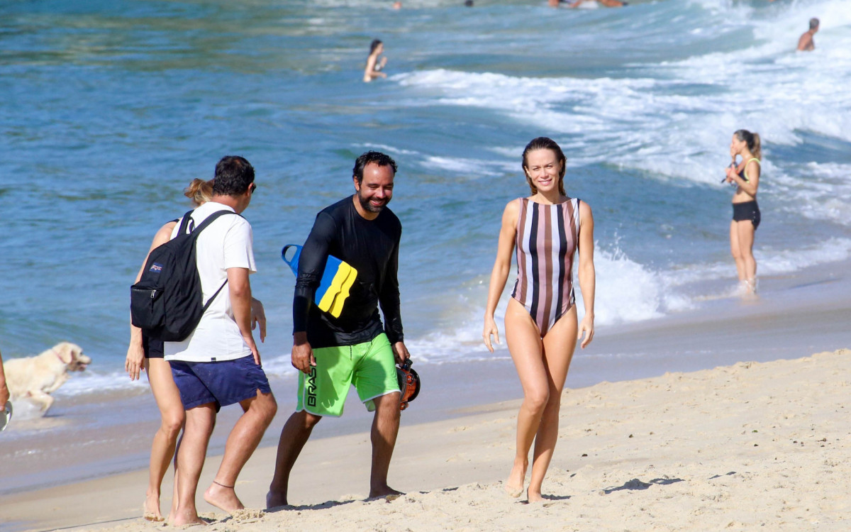Mariana Ximenes é fotografada com maiô listrado na Praia do Leblon 