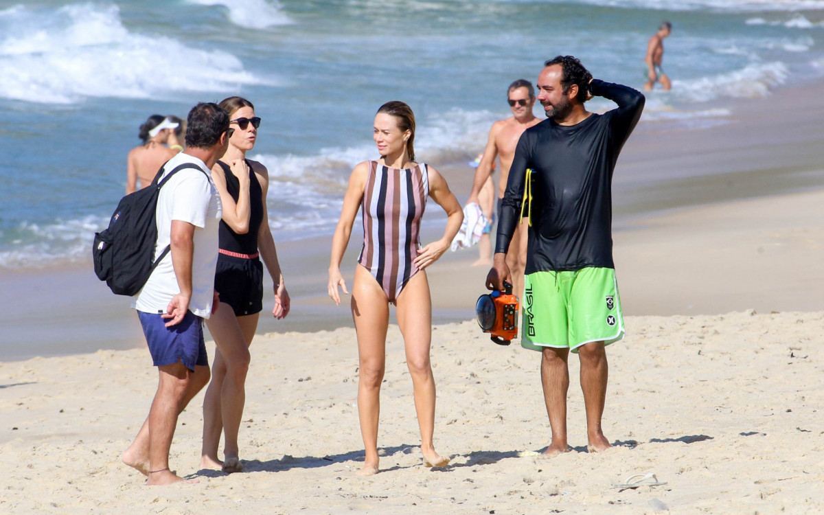 Mariana Ximenes é fotografada com maiô listrado na Praia do Leblon 