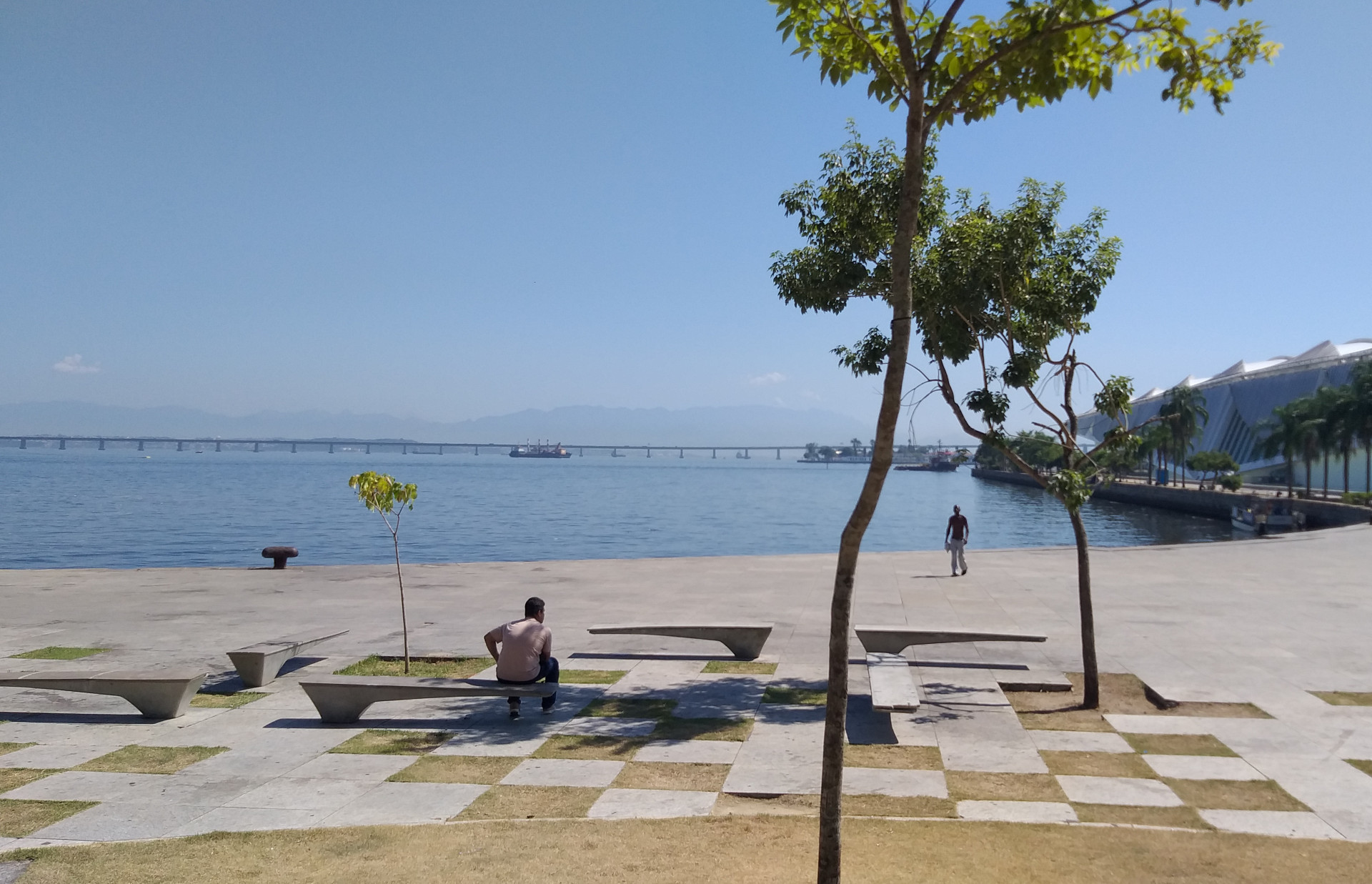 Foliões de um bloco de carnaval aproveitarem a passagem para se refrescarem - Pedro Teixeira/Agência O Dia