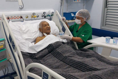 Nutricionistas e enfermagem alertam idosos sobre a importância da hidratação