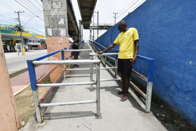 Prefeitura de Nova Iguaçu instala barreiras nas passarelas para impedir passagem de motociclistas
