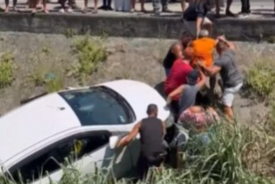Duas pessoas ficam feridas após carro cair dentro de canal na Zona Oeste