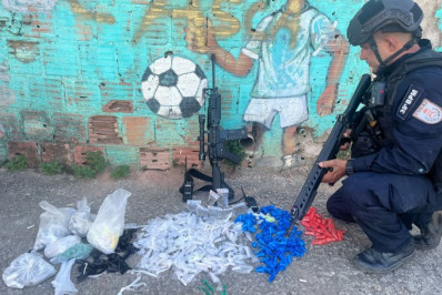 PM prende suspeito com fuzil, drogas e rádios em Belford Roxo