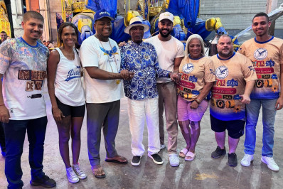 Milton Nascimento visita barracão da Portela