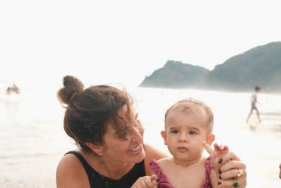 Fernanda Paes Leme mostra momentos fofos com a filha na praia