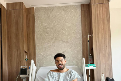 Pedro Sampaio passa por cirurgia no joelho e compartilha fotos no hospital 