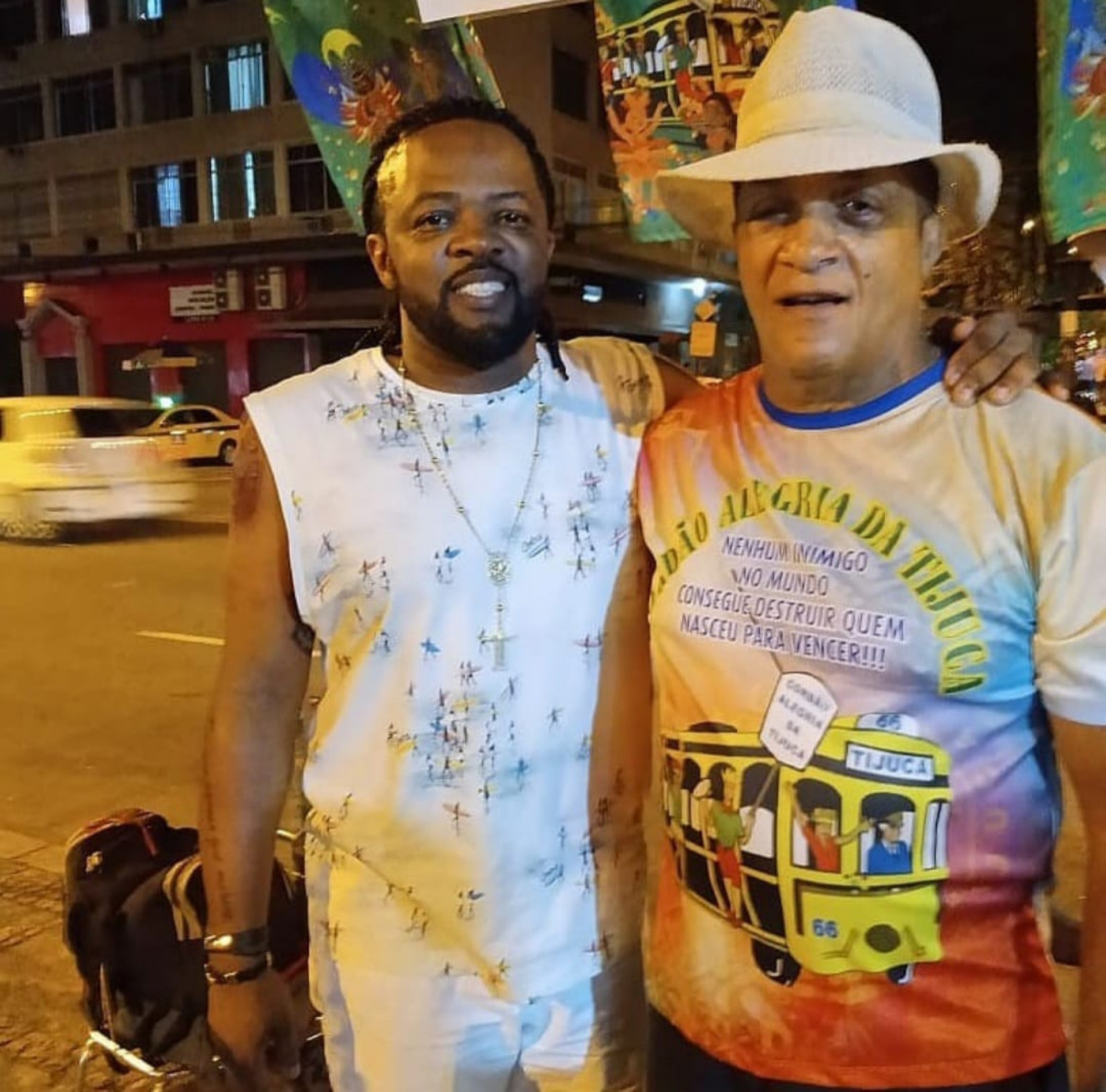 Xande de Pilares com participante do bloco - Instagram / @calegriadatijuca