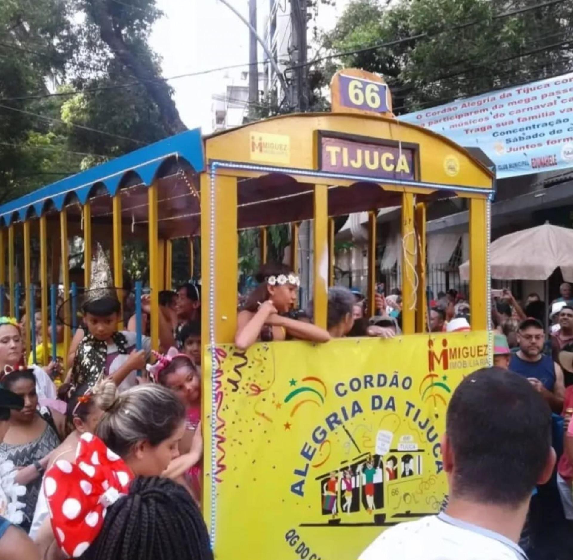 Bondinho carregando crianças no tradicional bloco tijucano - Instagram / @calegriadatijuca