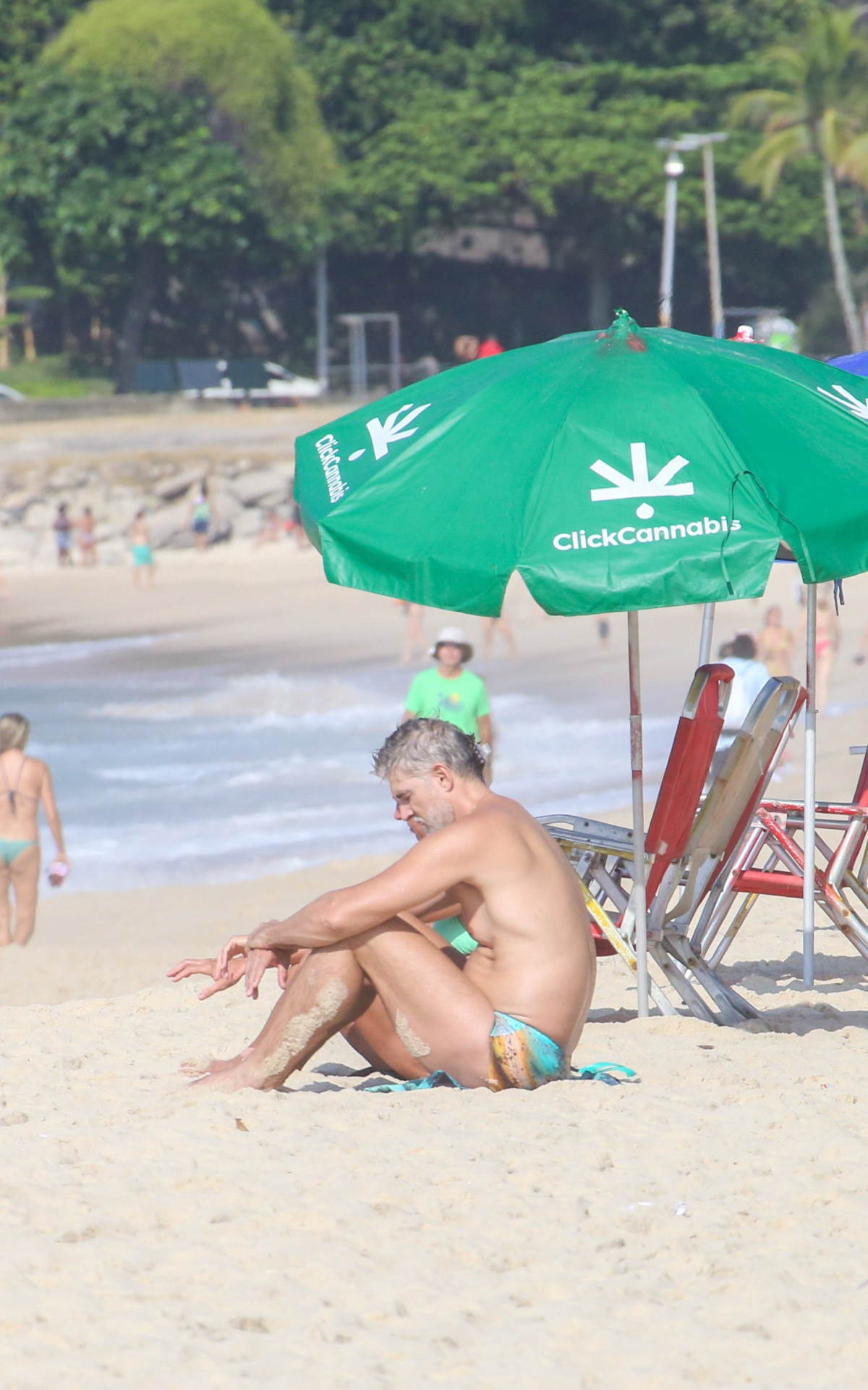 Reynaldo Gianecchini curte dia de sol na Praia do Leblon