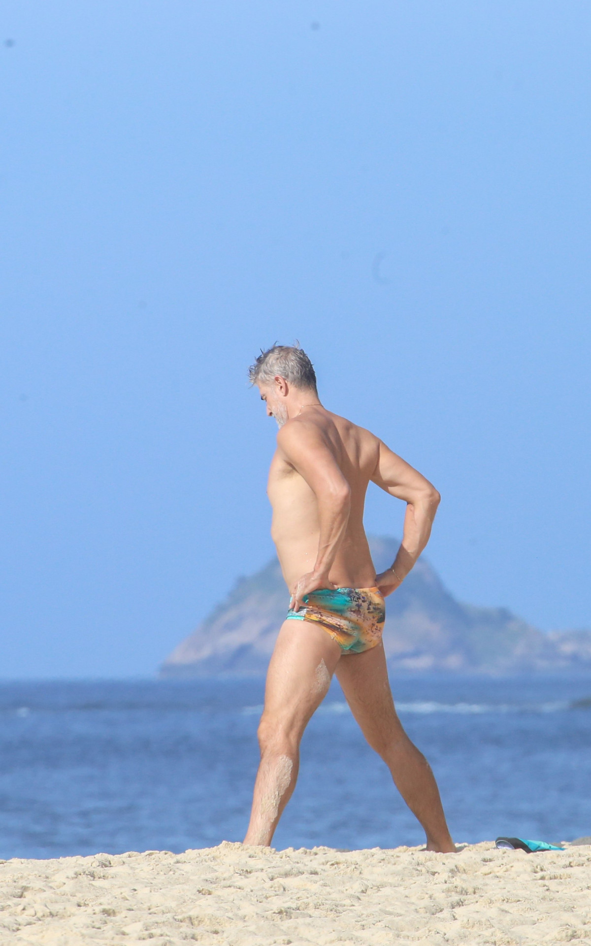 Reynaldo Gianecchini curte dia de sol na Praia do Leblon