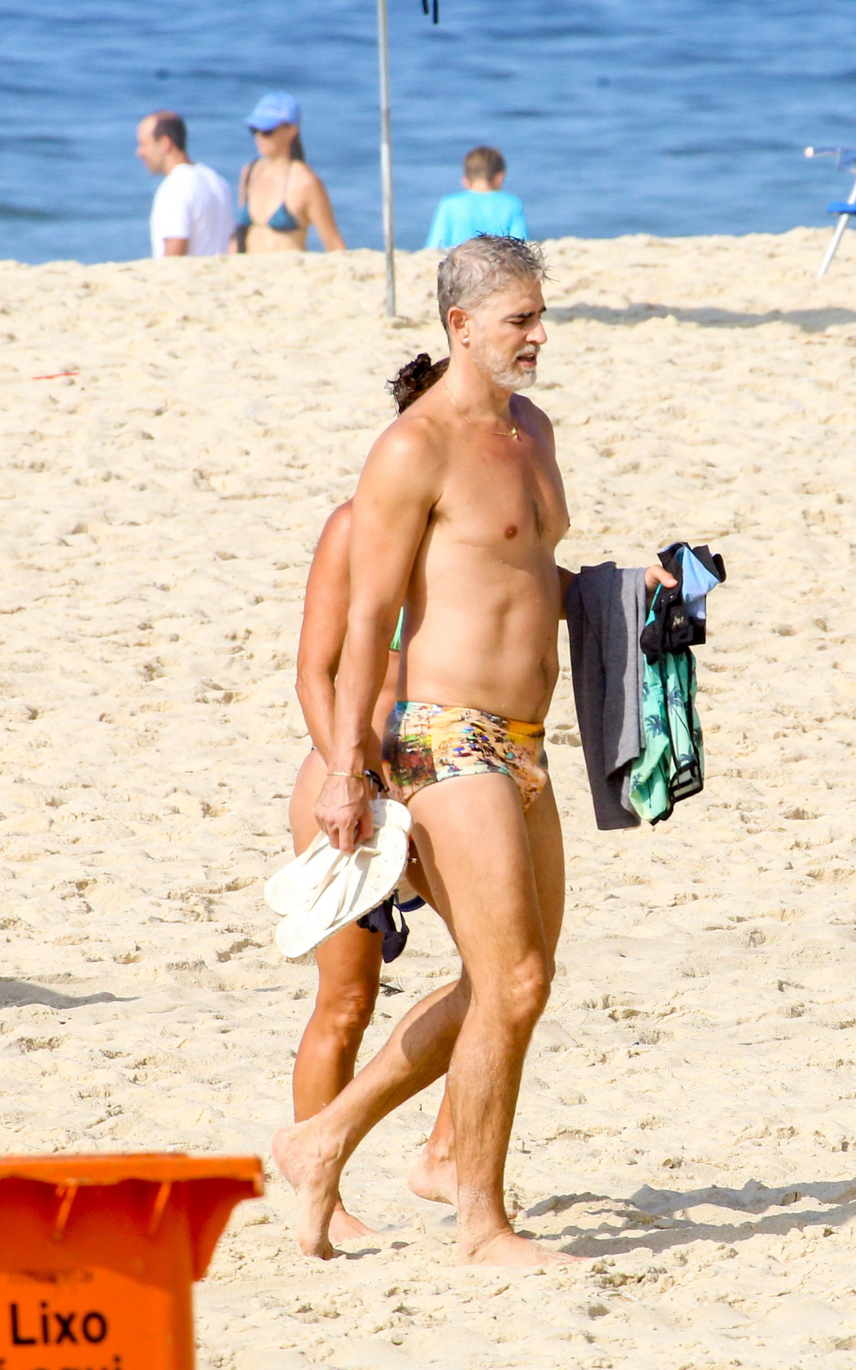 Reynaldo Gianecchini curte dia de sol na Praia do Leblon