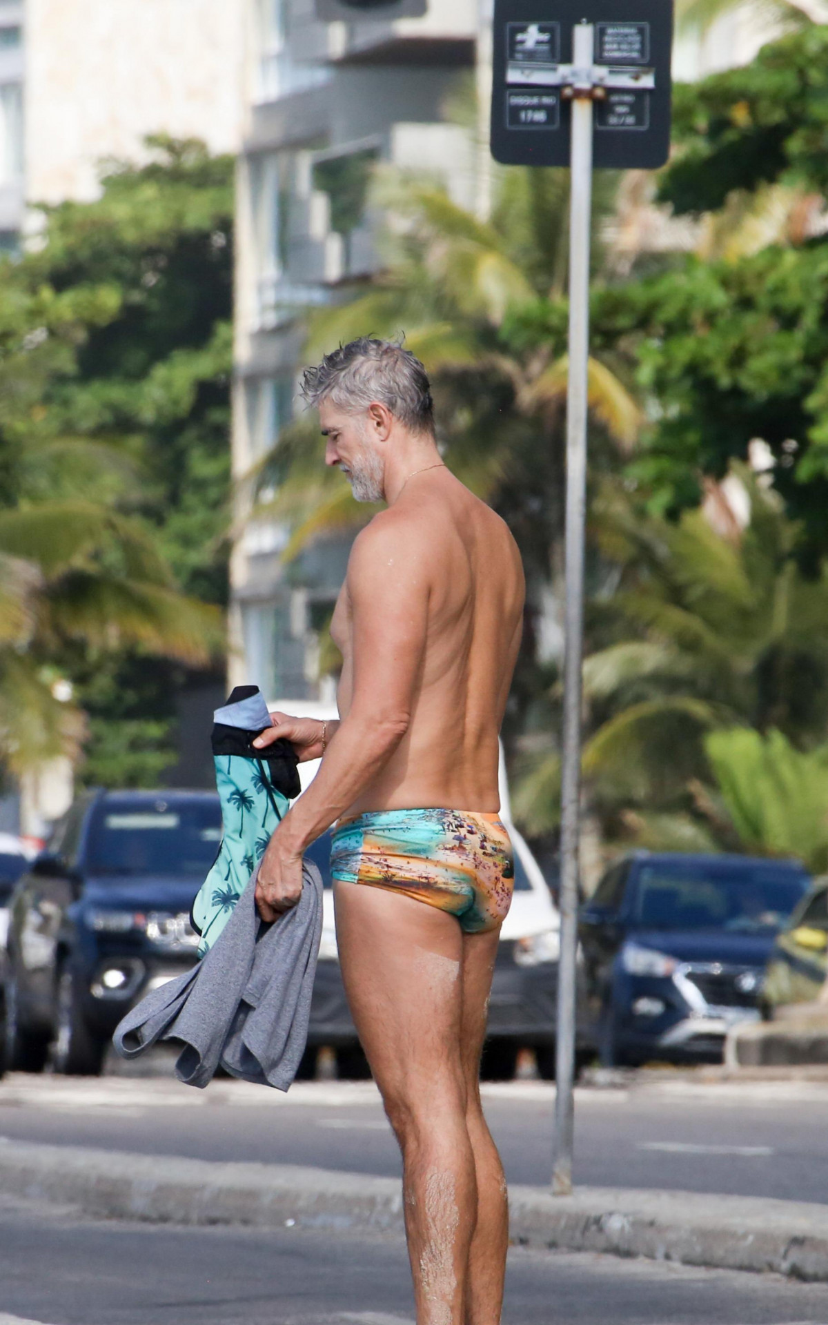 Reynaldo Gianecchini curte dia de sol na Praia do Leblon