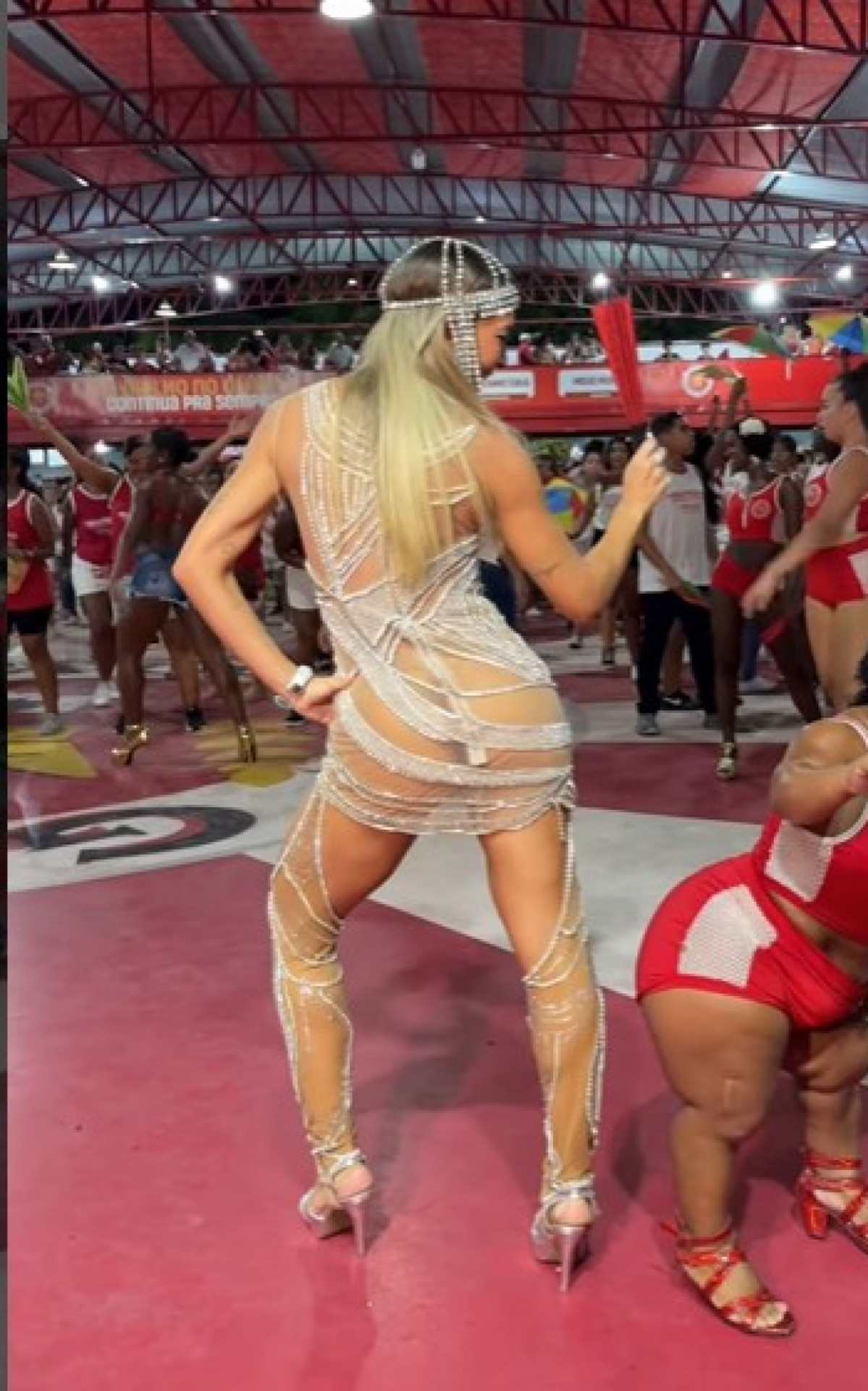 Lore Improta samba no último ensaio da Viradouro antes do Carnaval - Reprodução/Instagram