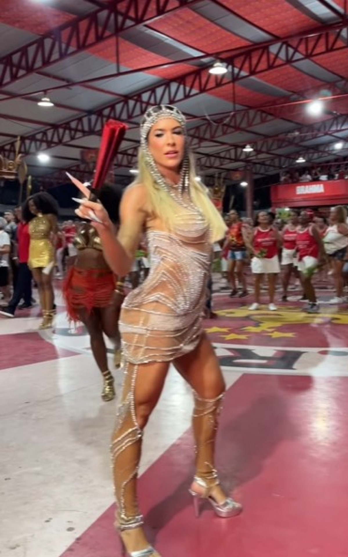 Lore Improta samba no último ensaio da Viradouro antes do Carnaval - Reprodução/Instagram