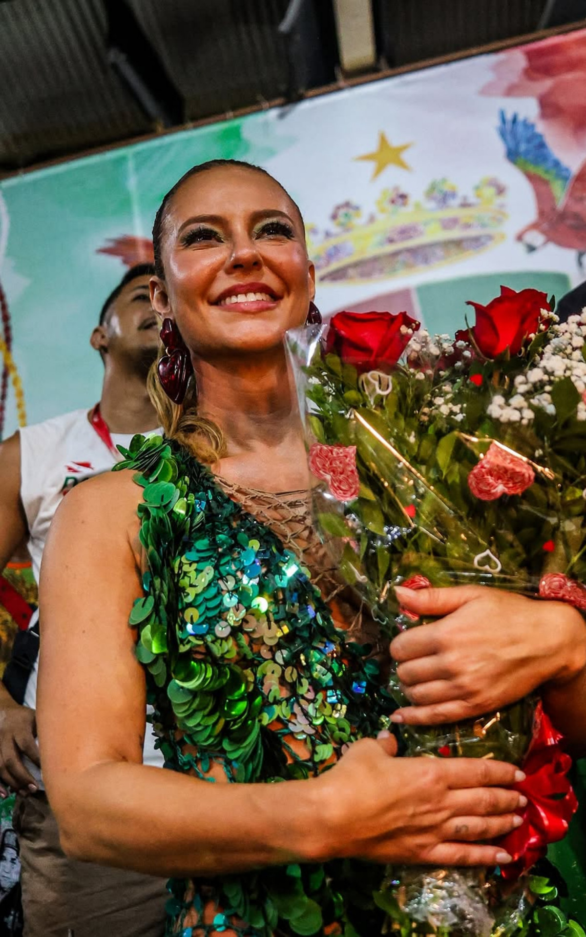 Paolla Oliveira recebe homenagem da Grande Rio durante ensaio da quadra da escola 