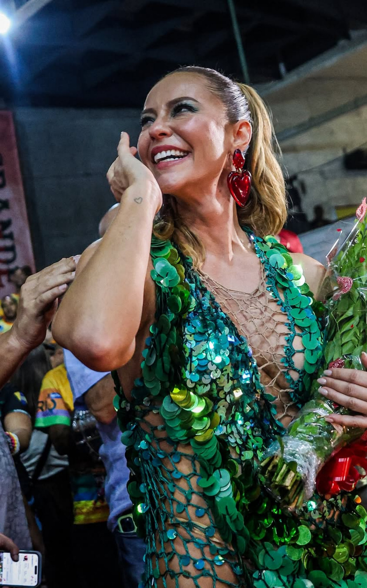 Paolla Oliveira recebe homenagem da Grande Rio durante ensaio da quadra da escola 