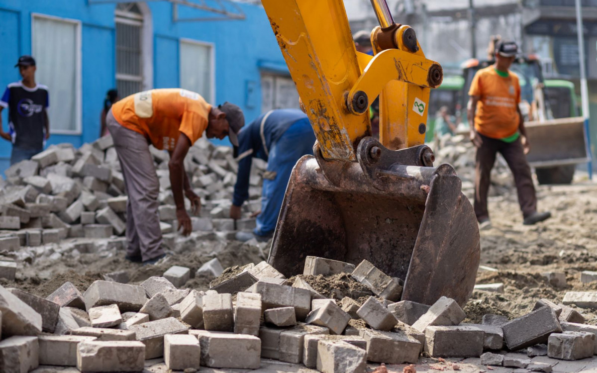 A Prefeitura começou a quebrar o calçadão do Centro do Lote XV