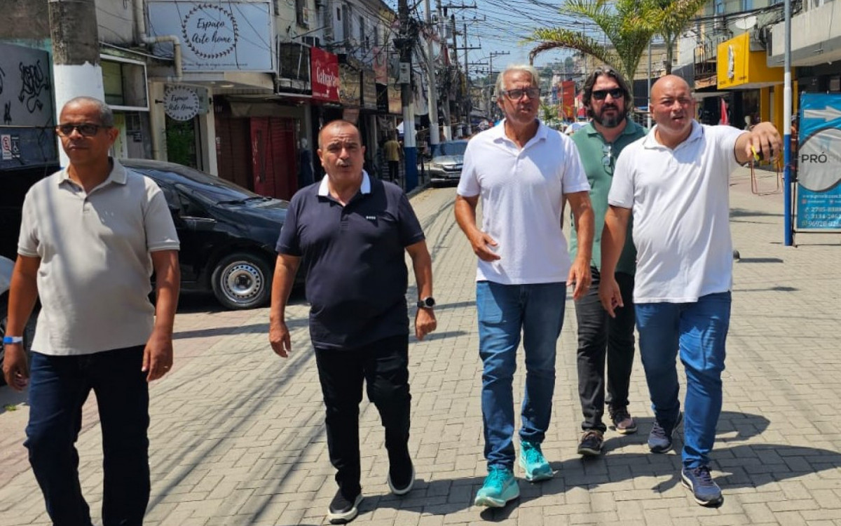 Reginaldo Gomes (2º da esquerda para a direita), Márcio Gomes e Dudu Canella vistoriaram o calçadão