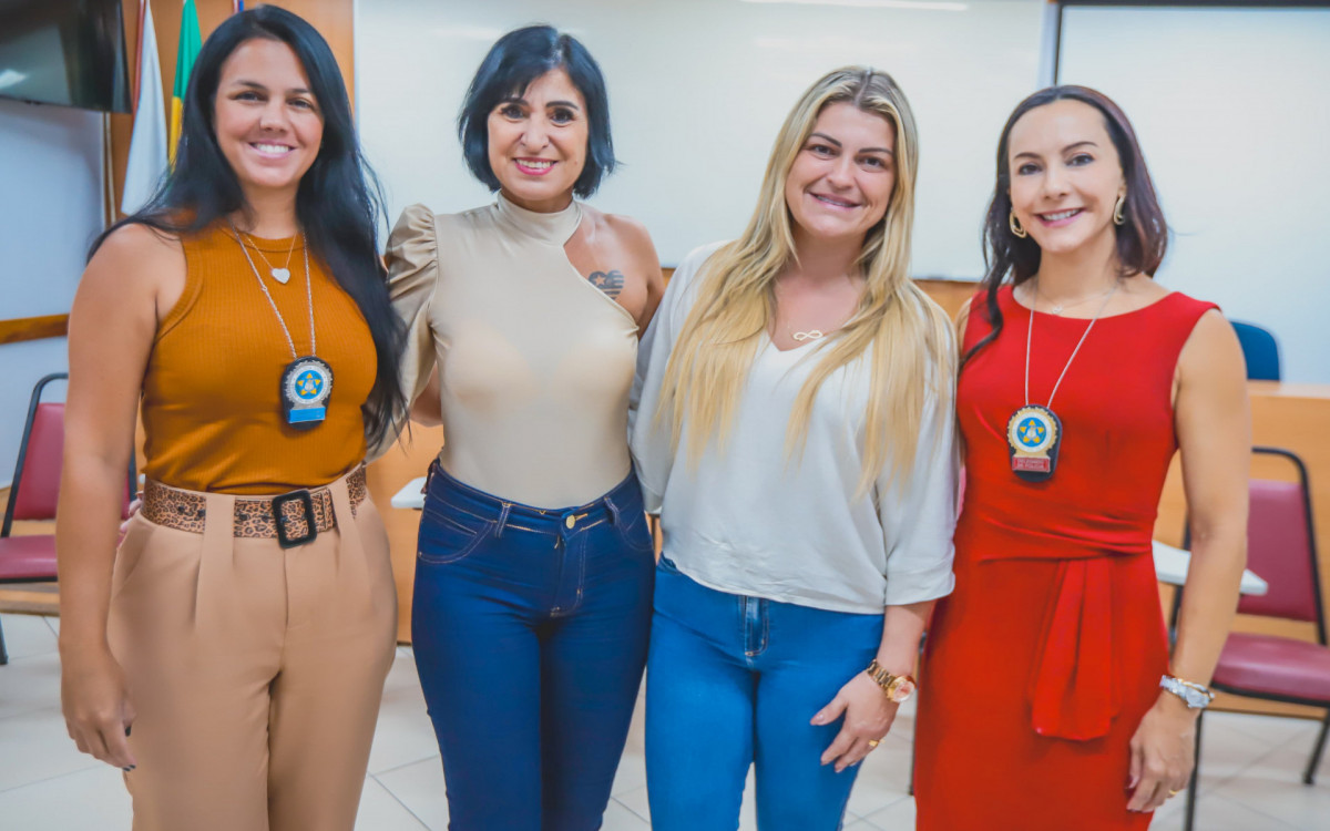 A inspetora Verônica Lacerda, a subsecretaria Ruth Tebaldi, a vice-prefeita Dra. Letícia Costa e a delegada da DEAM, Vanessa Martins