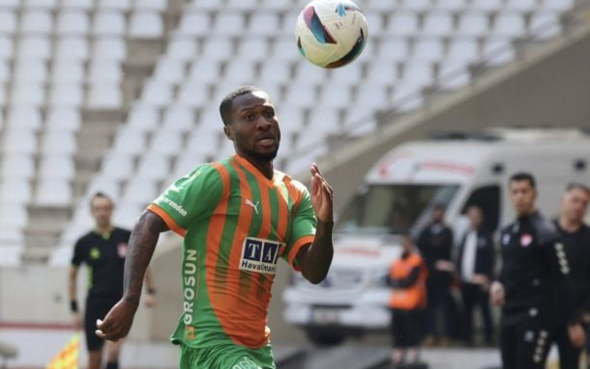 Vasco segue na busca por Loide Augusto, mas time turco resiste