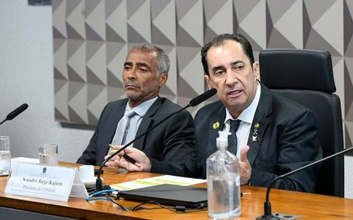 Os senadores Romário e Jorge Kajuru