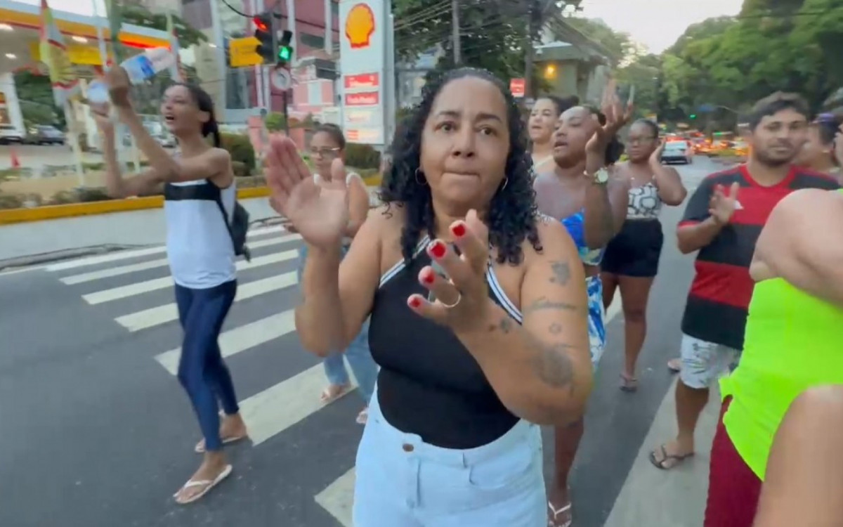 A professora Maria Helena, de 56 anos, durante manifestação na Rua São Clemente