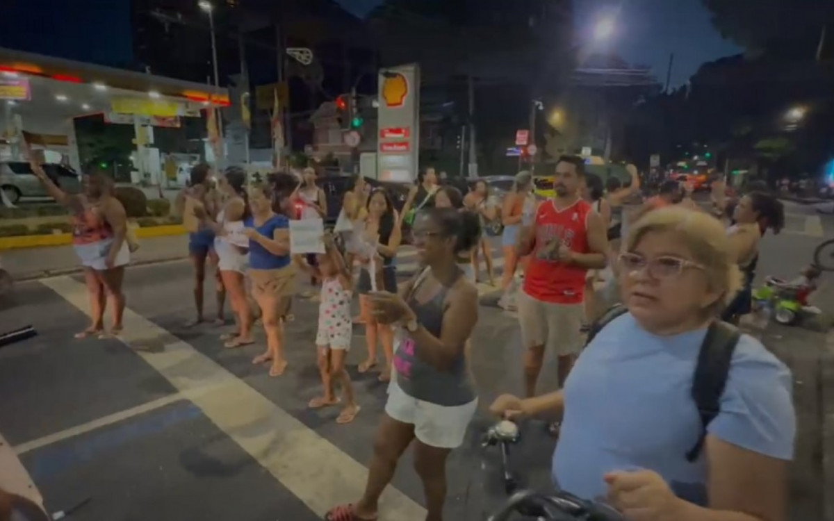 População do Santa Marta fecha faixas da Rua São Clemente, em Botafogo, em protesto contra falta de luz