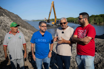 Prefeito Washington Quaquá vistoria obra de desassoreamento do Canal de Bambuí