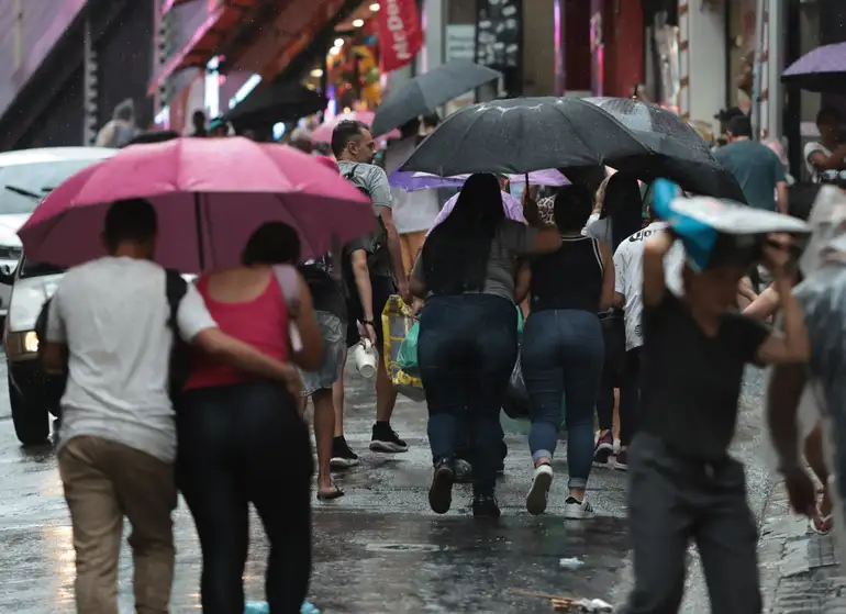 Mais de 112 mil imóveis permanecem sem energia em SP devido às fortes chuvas
