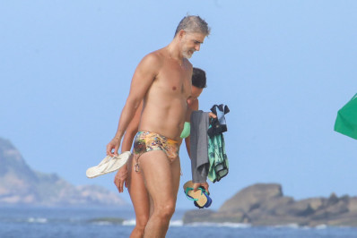 Reynaldo Gianecchini aproveita dia de sol no Rio e exibe boa forma aos 52 anos