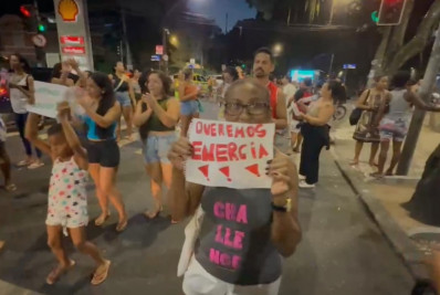 Sem energia há 48 horas, moradores do Santa Marta fazem protesto