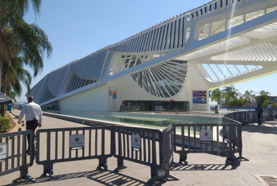 Museu cerca espelho d'água após virar piscina em passagem de bloco