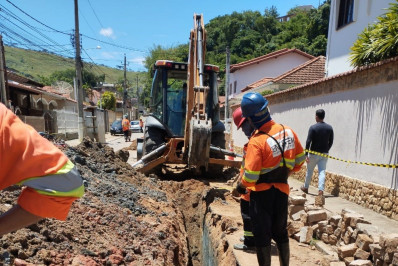 Obras são retomadas na Rua Alberto Cruz