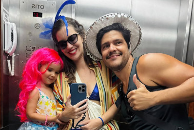 Nathalia Dill cai na folia em bloco de Carnaval no Rio