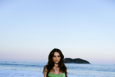 Rafa Kalimann faz ensaio de vestido longo na praia