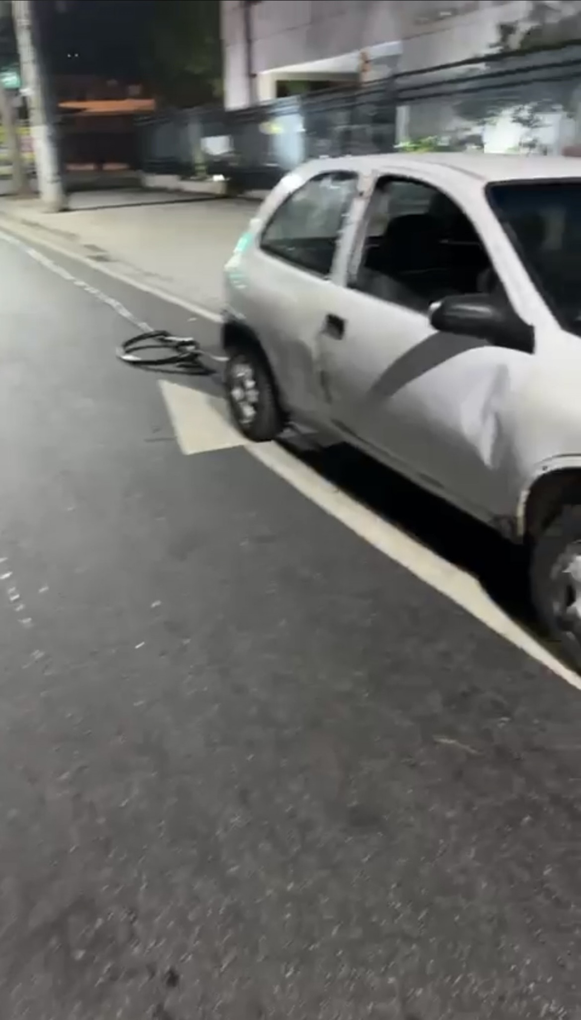 Carro foi utilizado para puxar fios