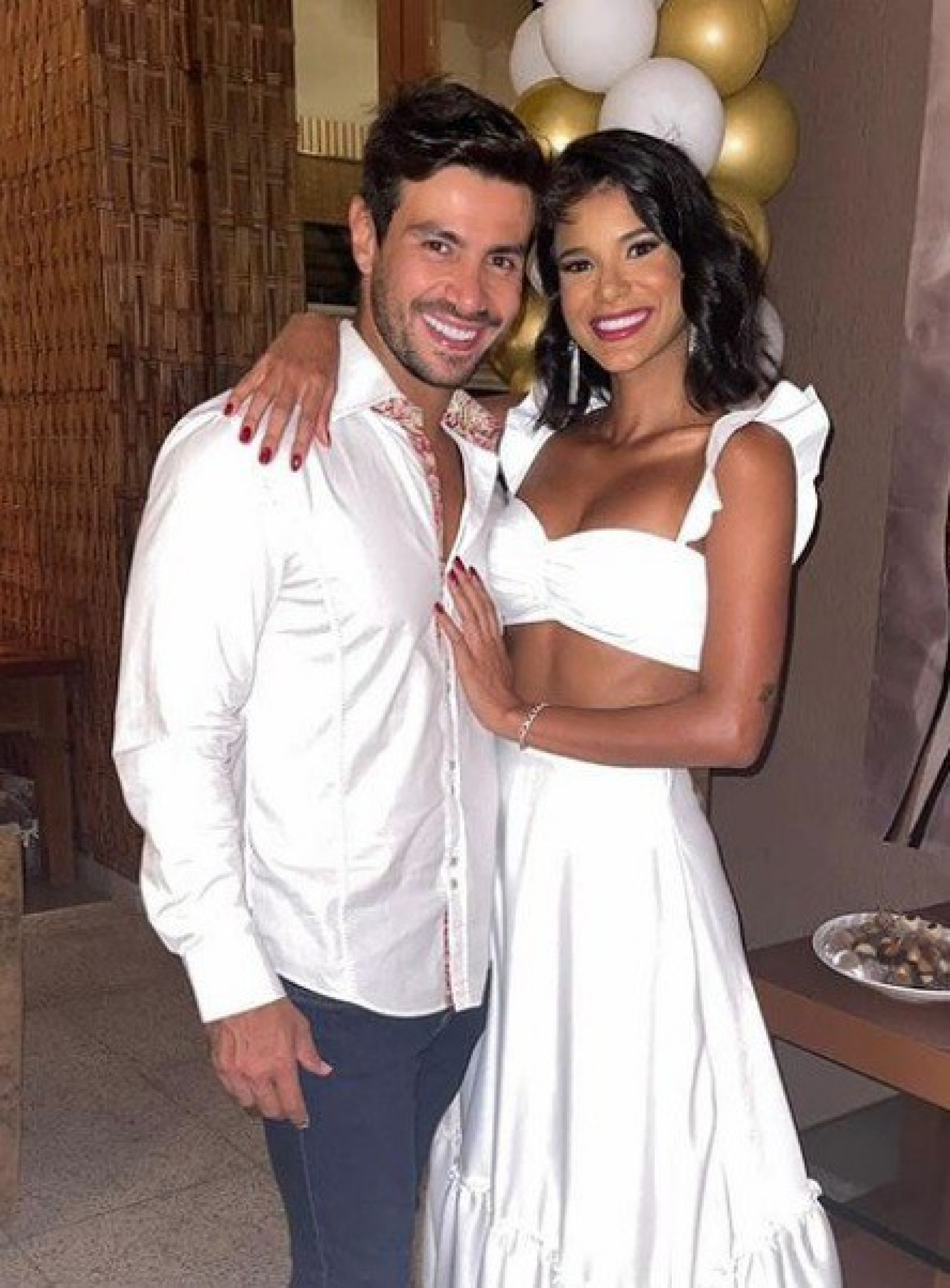 Jakelyne foi socorrida pelo noivo, o cantor Mariano  - Reprodução/Instagram 