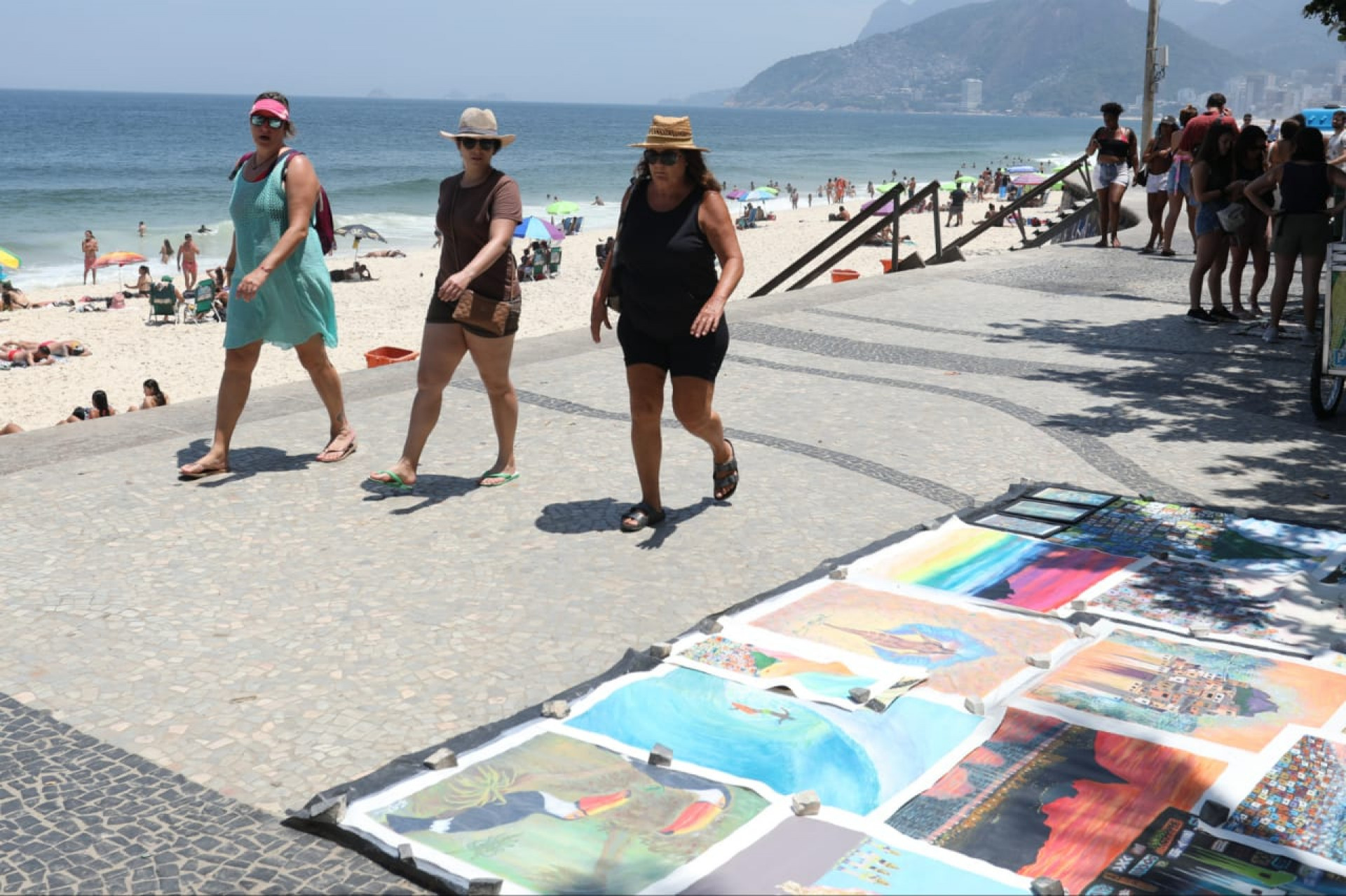 Cariocas e turistas caminham pela orla de Copacabana e Ipanema, na Zona Sul, nesta quarta-feira - Pedro Teixeira/Agência O Dia
