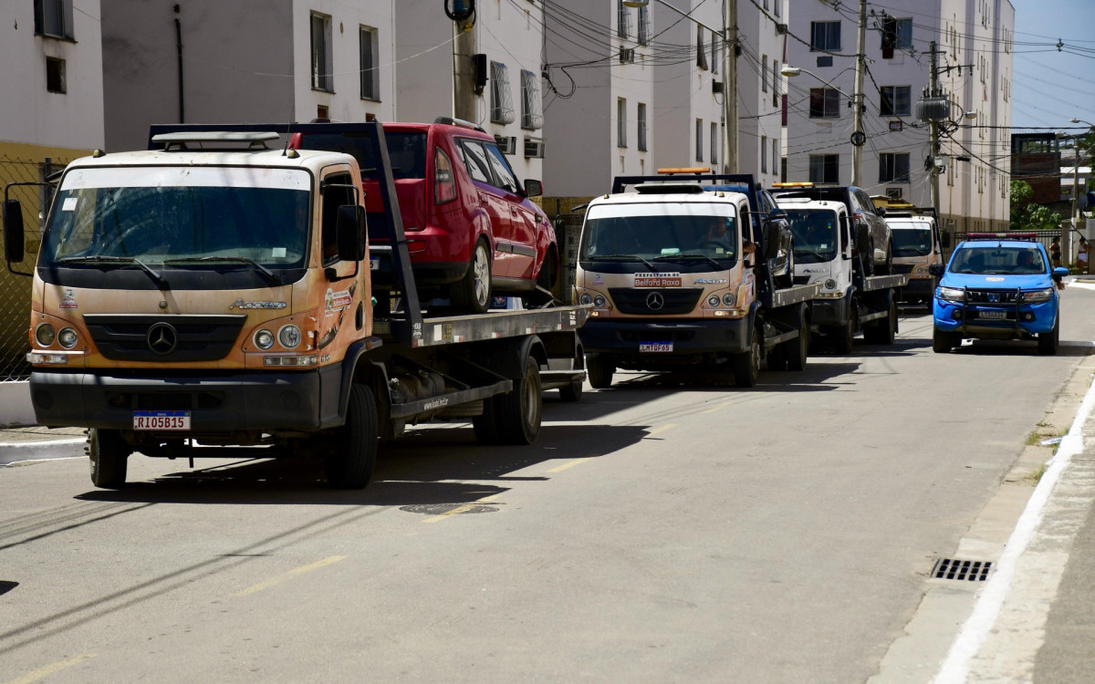 Na ação foram apreendidos três carros e duas motocicletas com sinais de adulteração, entre outros materiais
