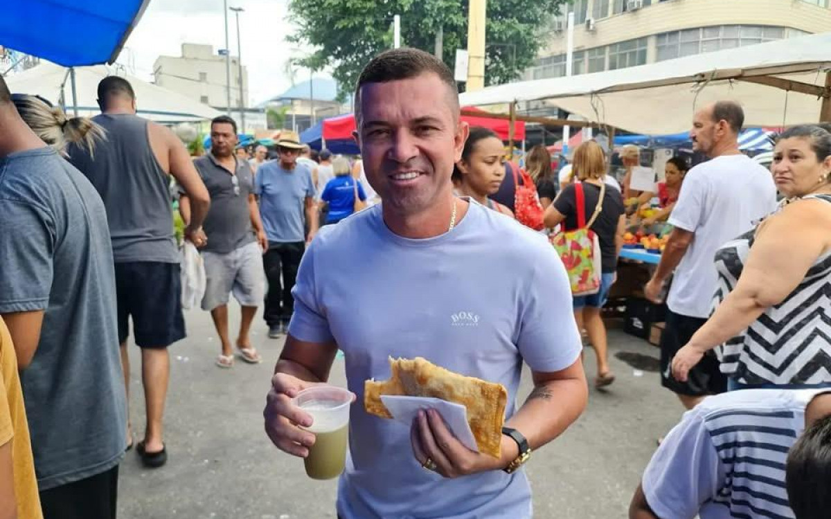 O deputado estadual Rafael Nobre com o pastel e o caldo de cana, um dos ítens mais procurados da Feira da Mirandela