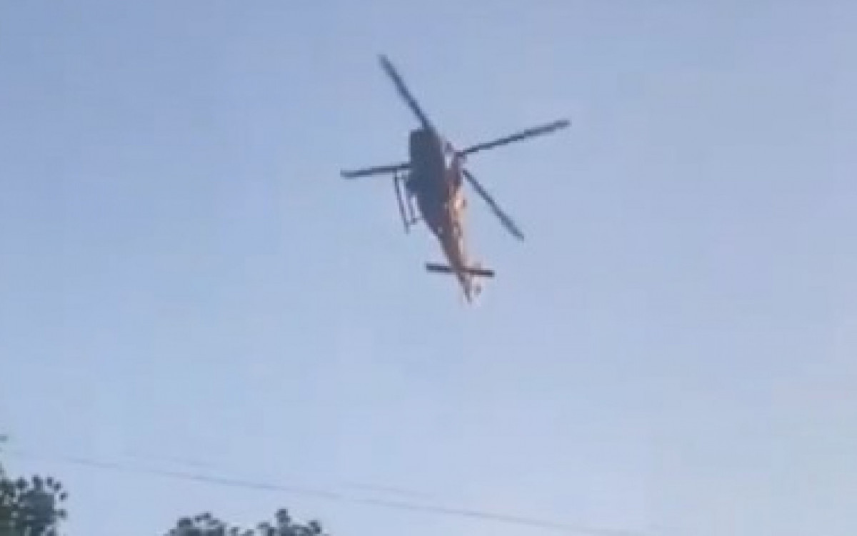 Helic&oacute;ptero dava apoio a&eacute;reo em a&ccedil;&atilde;o no Jardim Balne&aacute;rio Ana Clara, em Caxias