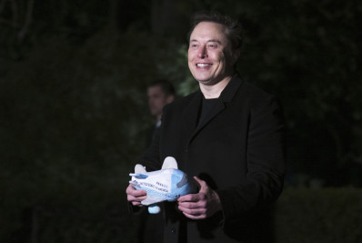 Trump assina ordem executiva para Doge liderar revisão regulatória nos EUA