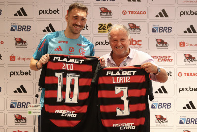 Zico 'invade' coletiva no Flamengo e troca camisas com Léo Ortiz: 'Como ganhar um título'