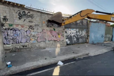 Polícia Civil e Seop fazem demolição de ferro-velho irregular no Maracanã