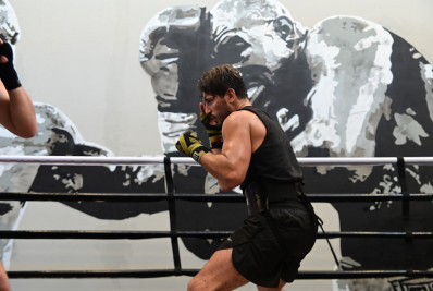 Após chamar MC Gui para luta, Daniel Rocha treina boxe em academia de São Paulo