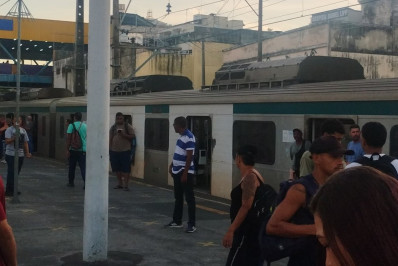 Pelo 3° dia seguido, passageiros de trens desembarcam entre trilhos no ramal de Saracuruna