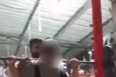 Campeã de levantamento de peso morre ao ser atingida por barra de 270 kg