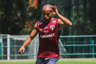 Lucas Moura detalha movimento com Thiago Silva e Neymar com posts contra grama sintética