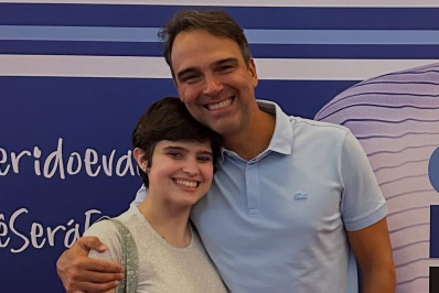 Tadeu Schmidt posta cliques raros no aniversário da filha mais velha: 'Seja feliz'